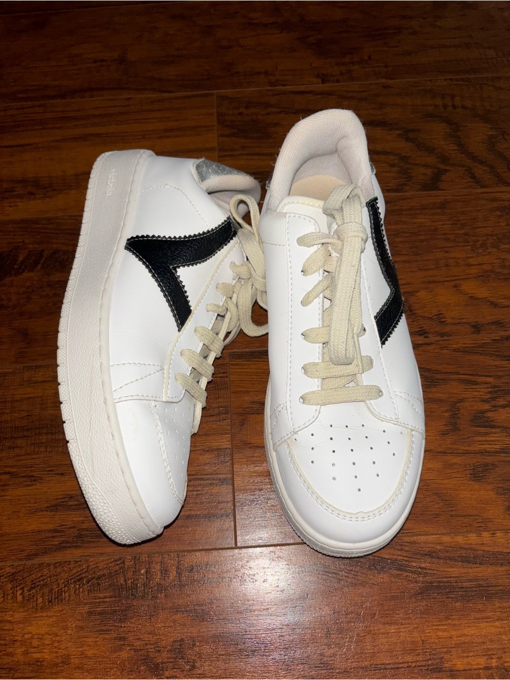 Victoria Madrid Sneaker White Low-Top Leather Lace-Ups + Black V Silver Heel